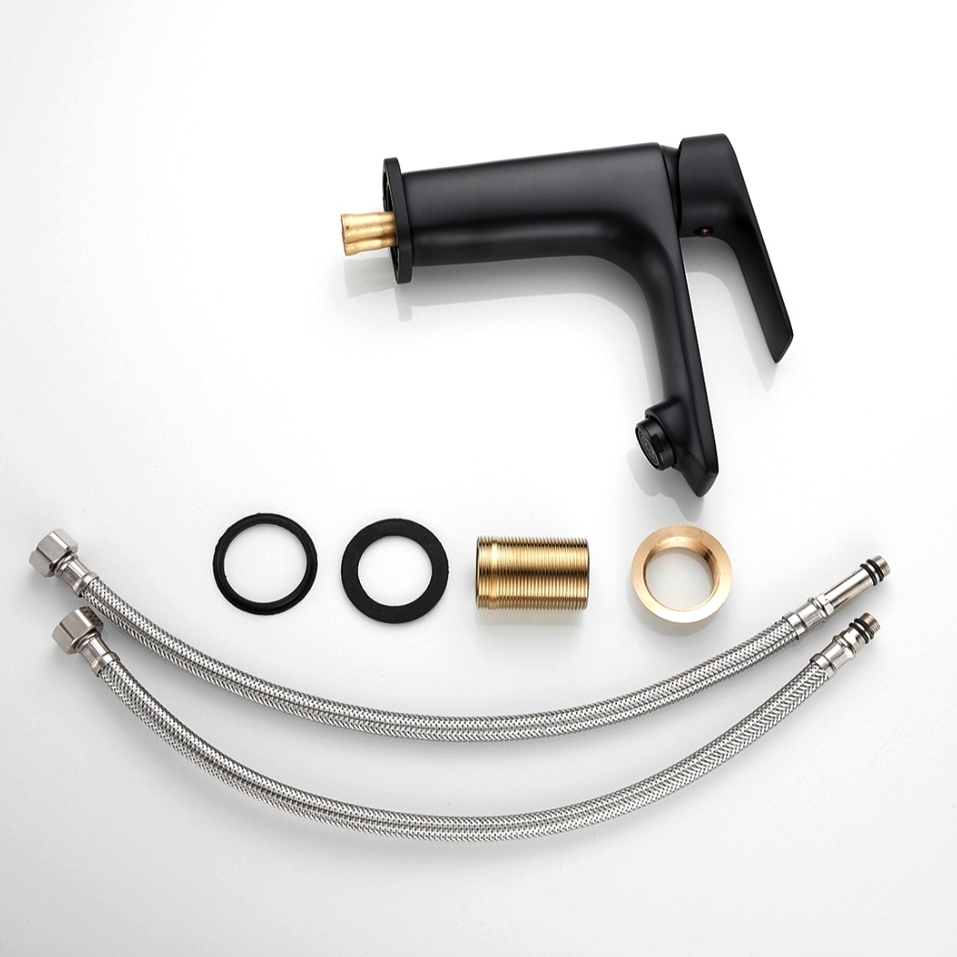 روشویی با تمام متعلقاتش