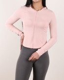 هودی زنانه ضد UV در حال استفاده برای ورزشهای ساحلی و فضای باز