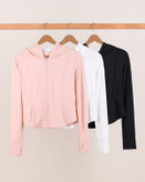 هودی زنانه ضد UV در حال استفاده برای ورزشهای ساحلی و فضای باز