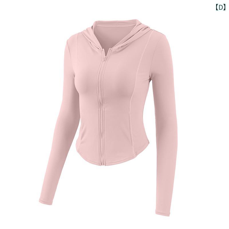 هودی زنانه ضد UV در حال استفاده برای ورزش‌های ساحلی و فضای باز