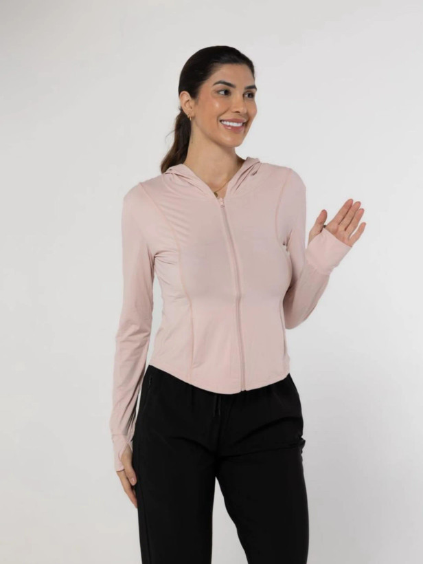 ویژگی محافظ انگشت شست (Thumbholes) در آستین هودی ضدآفتاب