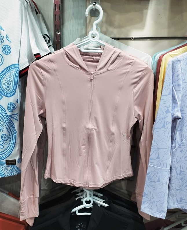 هودی زنانه ضد UV در حال استفاده برای ورزش‌های ساحلی و فضای باز