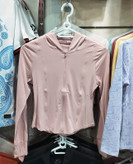 هودی زنانه ضد UV در حال استفاده برای ورزشهای ساحلی و فضای باز