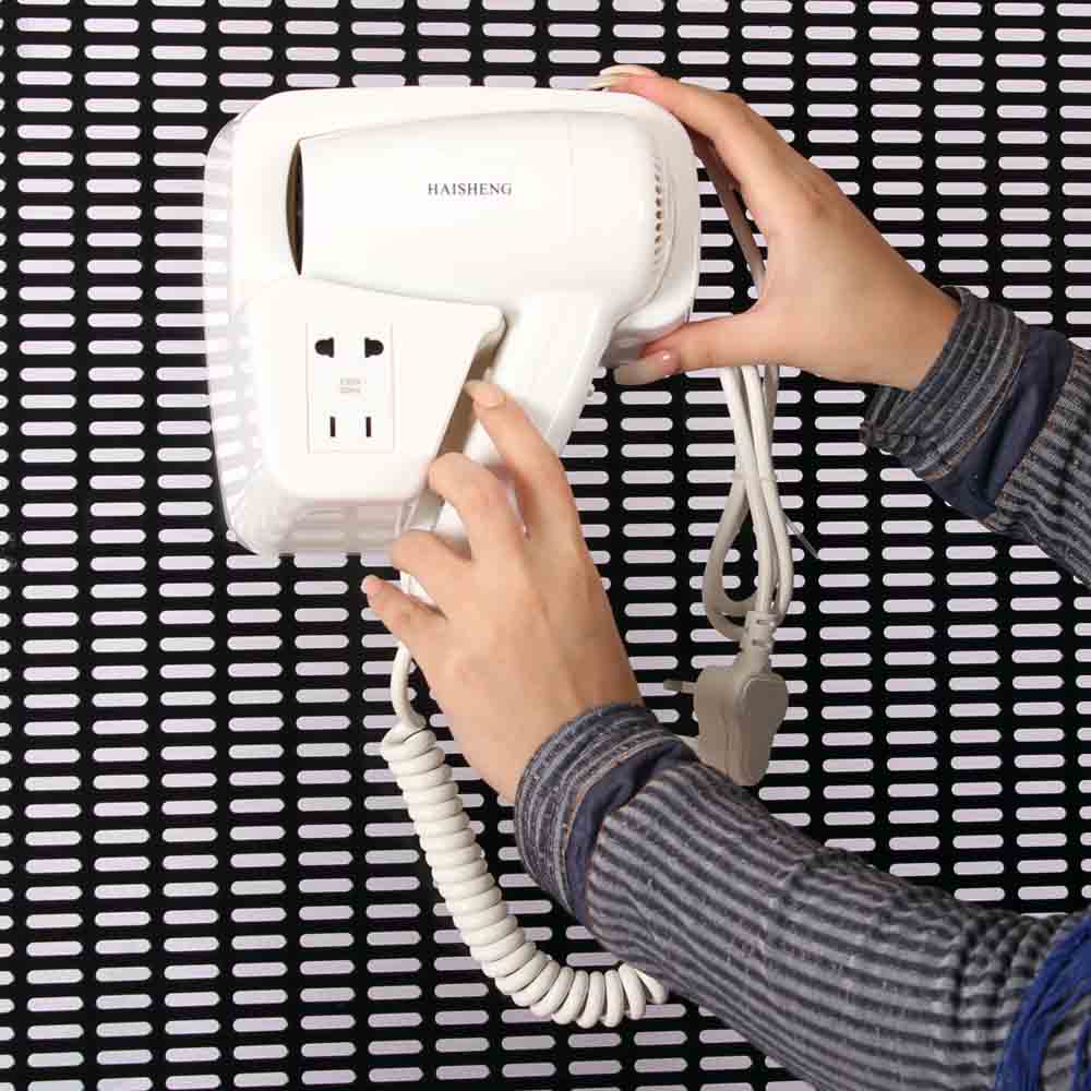 نصب سشوار دیواری SafeDry در یک حمام کوچک