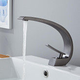 نمای نصب شده شیر روشویی مدرن روی روشویی کابینتی سفید