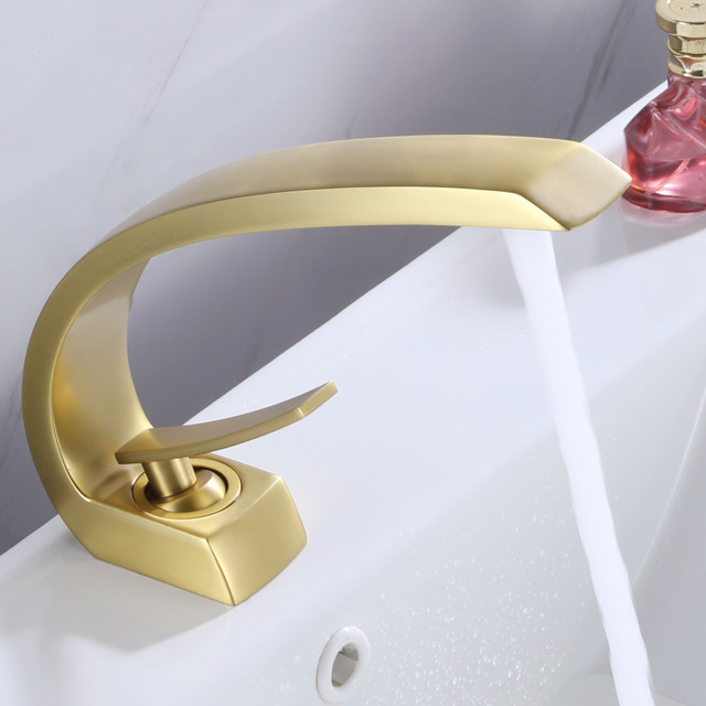 تصویر نزدیک از اهرم کنترل و نازل خروجی شیر روشویی HS-586