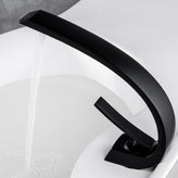 نمای نصب شده شیر روشویی مدرن روی سینک کابینتی