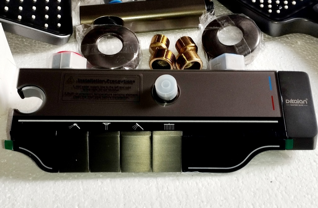 دوش حمام لوکس با کنترل دیجیتال