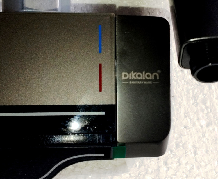 نمای نزدیک دوش حمام پیانویی دیجیتال