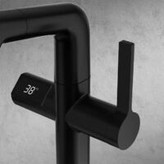 نمای نزدیک نمایشگر دمای شیر روشویی