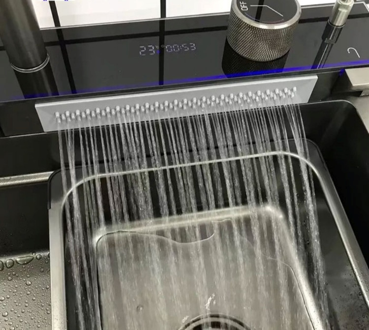 لگن کوچک متحرک (Colander) داخل سینک هوشمند برای شستشوی جداگانه میوه