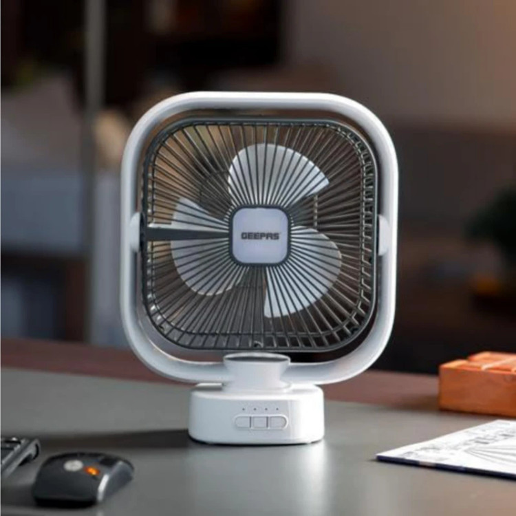 پنکه GF21122 روی میز کار در حالت روشن