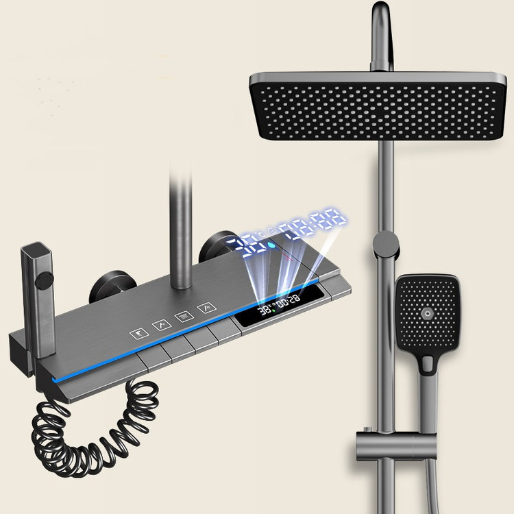 دوش حمام پیانویی با نمایشگر دیجیتال دمای لحظهای و بدنه آلومینیومی براق.