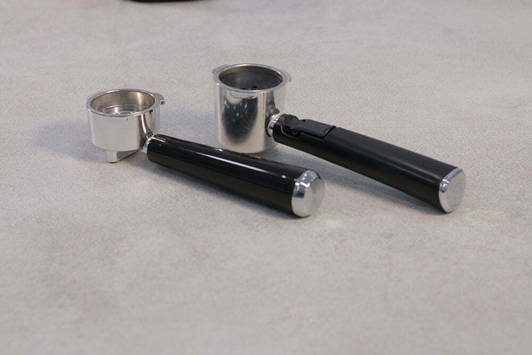 اسپرسو ساز زیکو در حال تهیه کاپوچینو