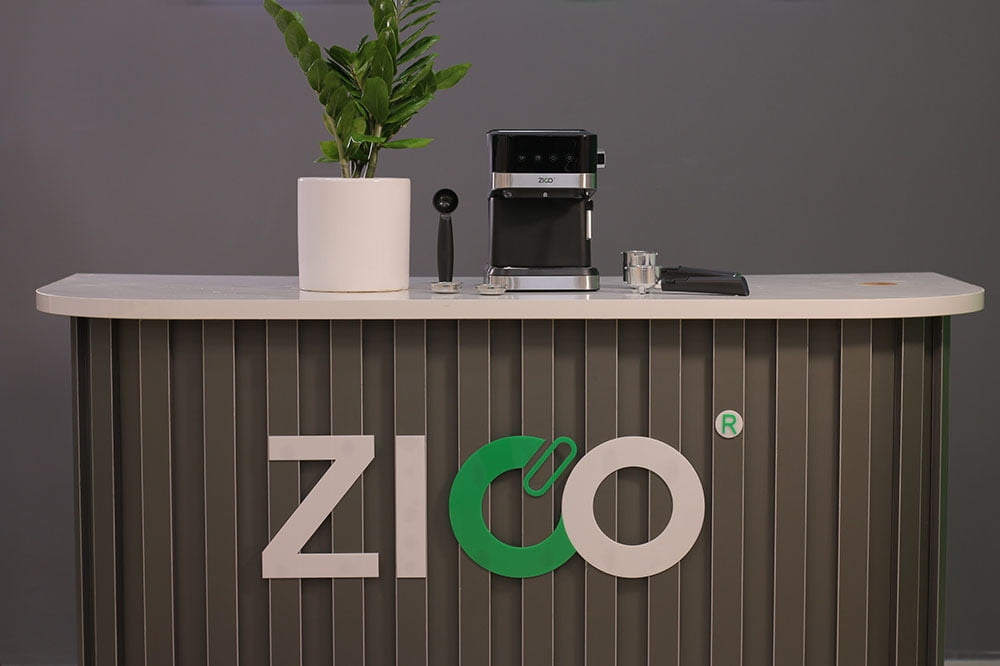 اسپرسو ساز حرفهای زیکو مدل ZC‑6066 روی پیشخوان چوبی