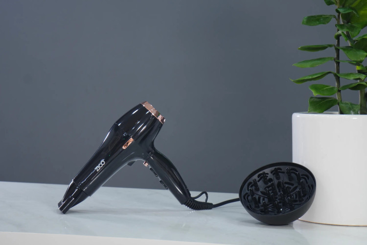 دکمه های تنظیم پنج سرعت و حرارت روی دسته سشوار ZC-5020