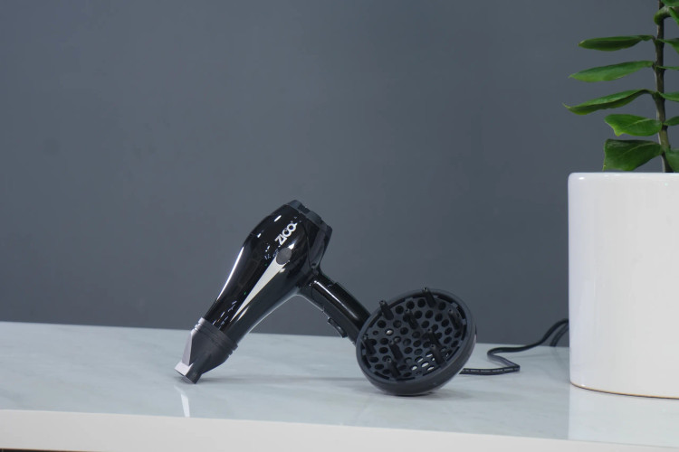 پره های فلزی باکیفیت در عقب و جلو سشوار مسافرتی ZICO