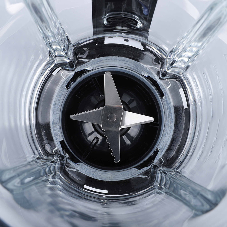 نمای نزدیک از تیغه فولادی ضد زنگ و قدرتمند مخلوط کن زیکو